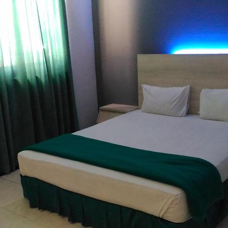Hotel Kharisma Madiun Exteriör bild