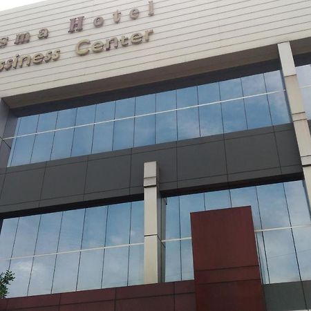 Hotel Kharisma Madiun Exteriör bild