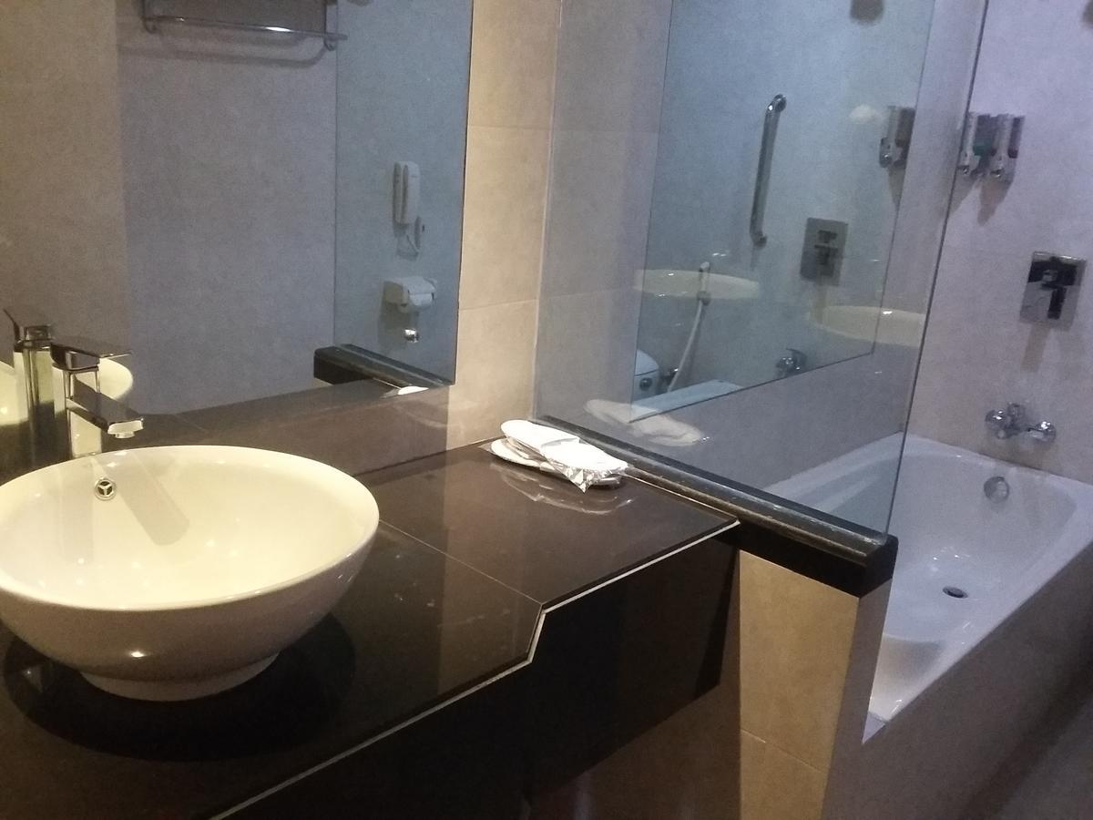 Hotel Kharisma Madiun Exteriör bild