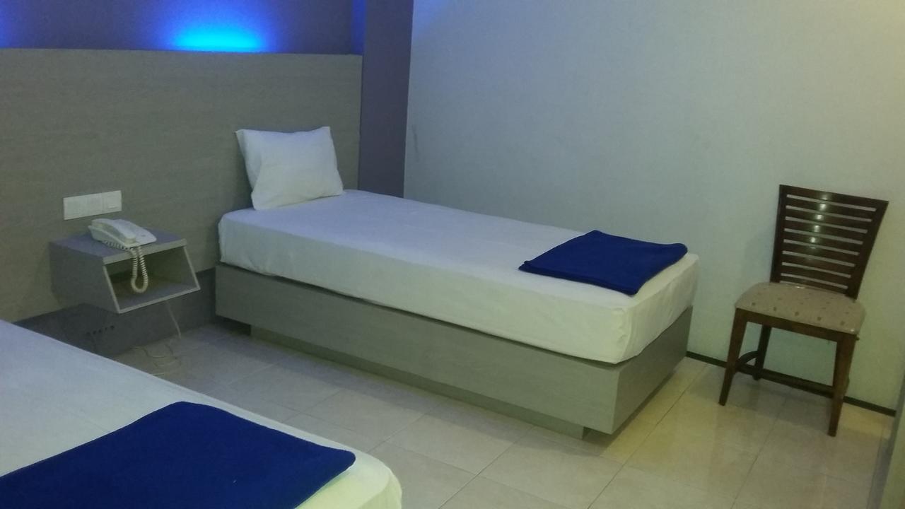 Hotel Kharisma Madiun Exteriör bild