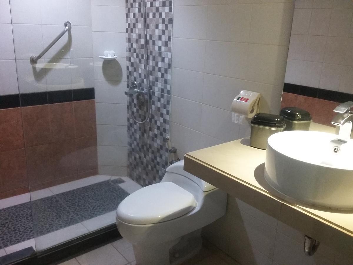 Hotel Kharisma Madiun Exteriör bild