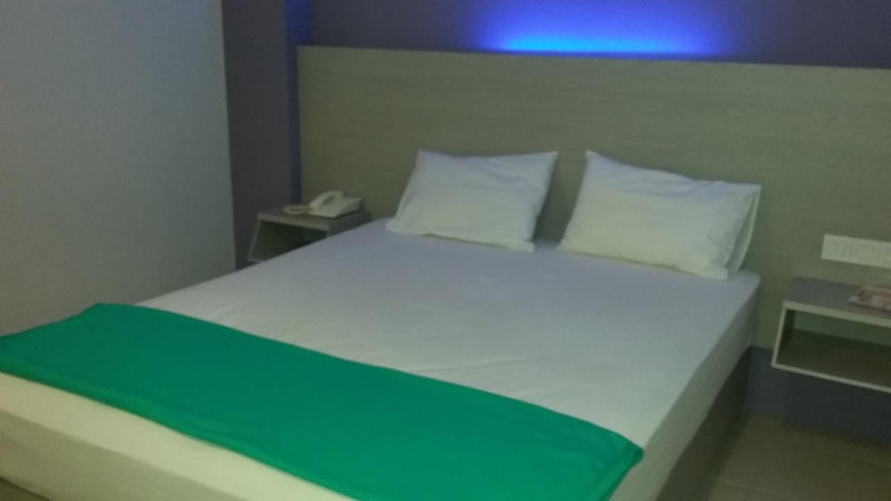 Hotel Kharisma Madiun Exteriör bild