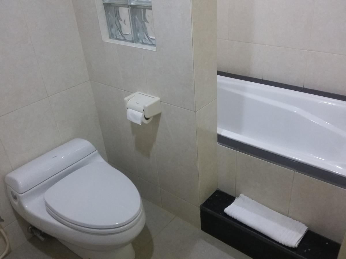 Hotel Kharisma Madiun Exteriör bild