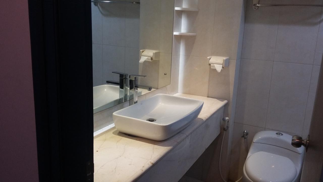 Hotel Kharisma Madiun Exteriör bild