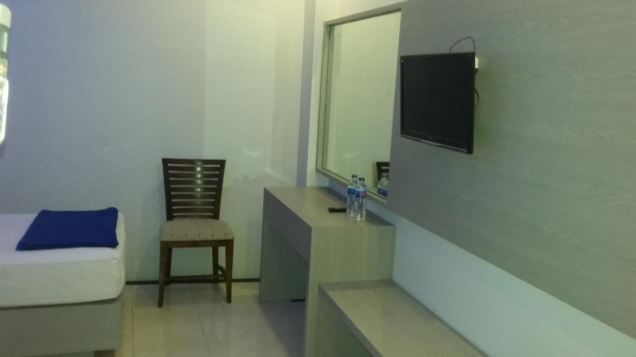 Hotel Kharisma Madiun Exteriör bild