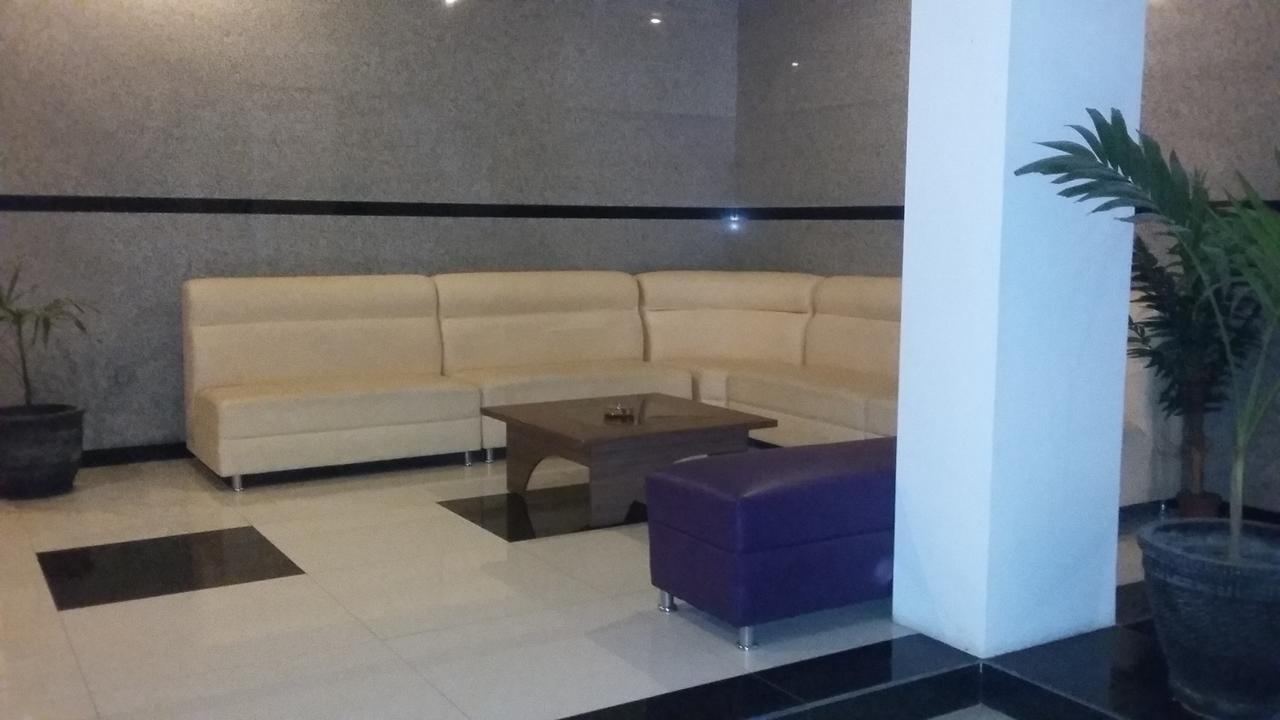 Hotel Kharisma Madiun Exteriör bild