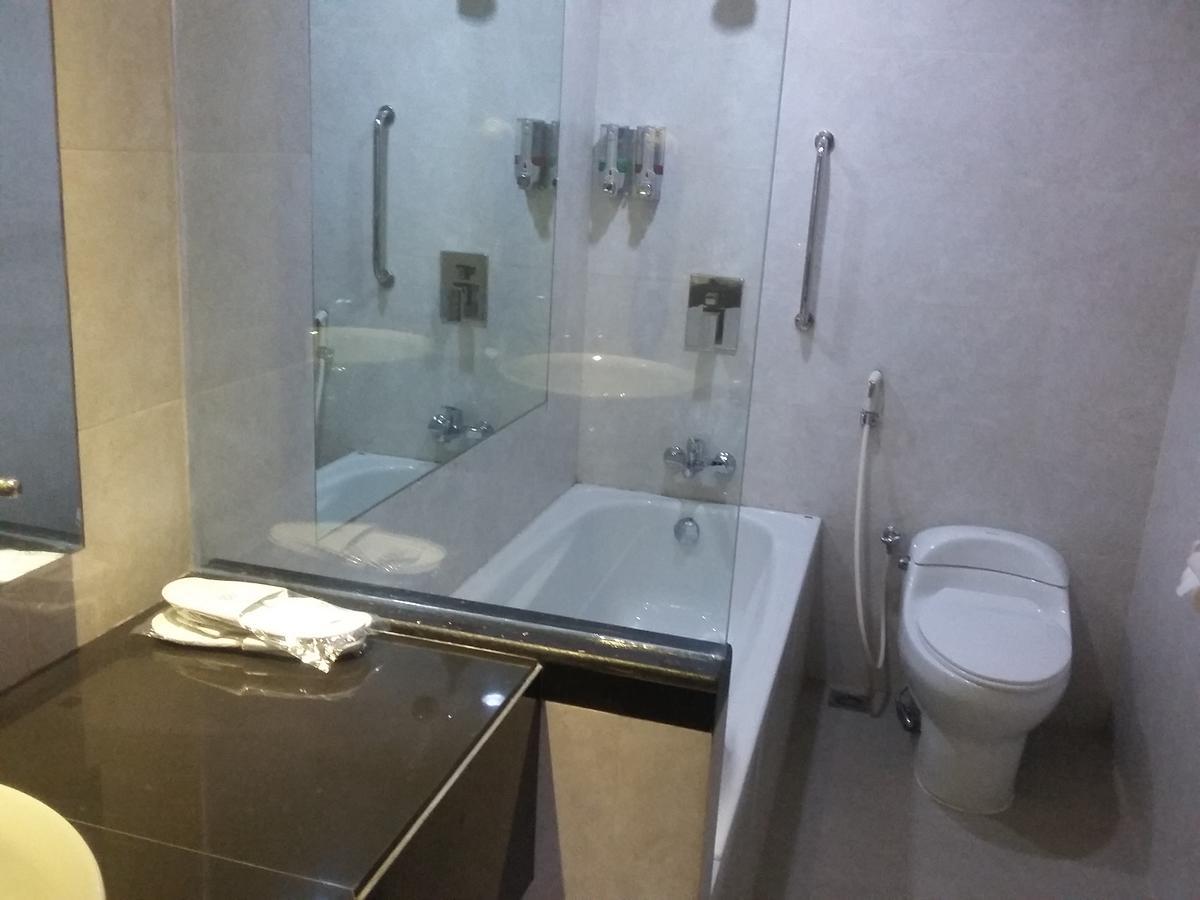 Hotel Kharisma Madiun Exteriör bild