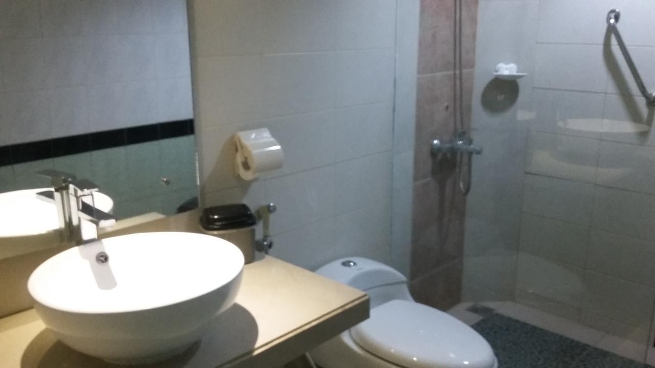 Hotel Kharisma Madiun Exteriör bild