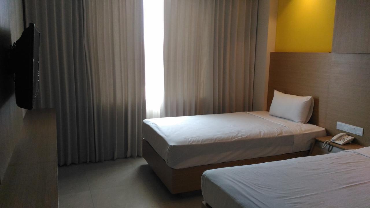 Hotel Kharisma Madiun Exteriör bild