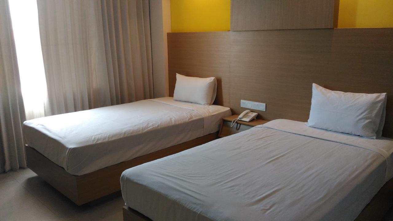 Hotel Kharisma Madiun Exteriör bild