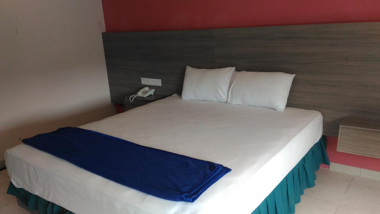 Hotel Kharisma Madiun Exteriör bild