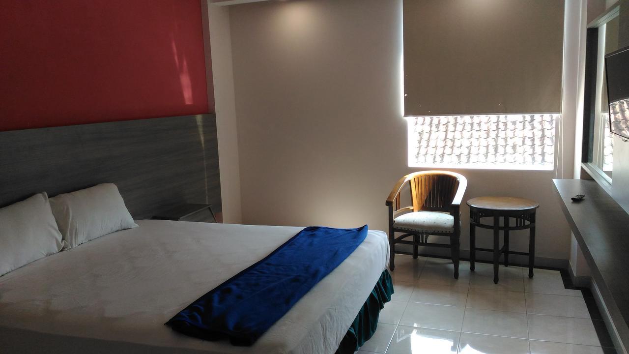 Hotel Kharisma Madiun Exteriör bild