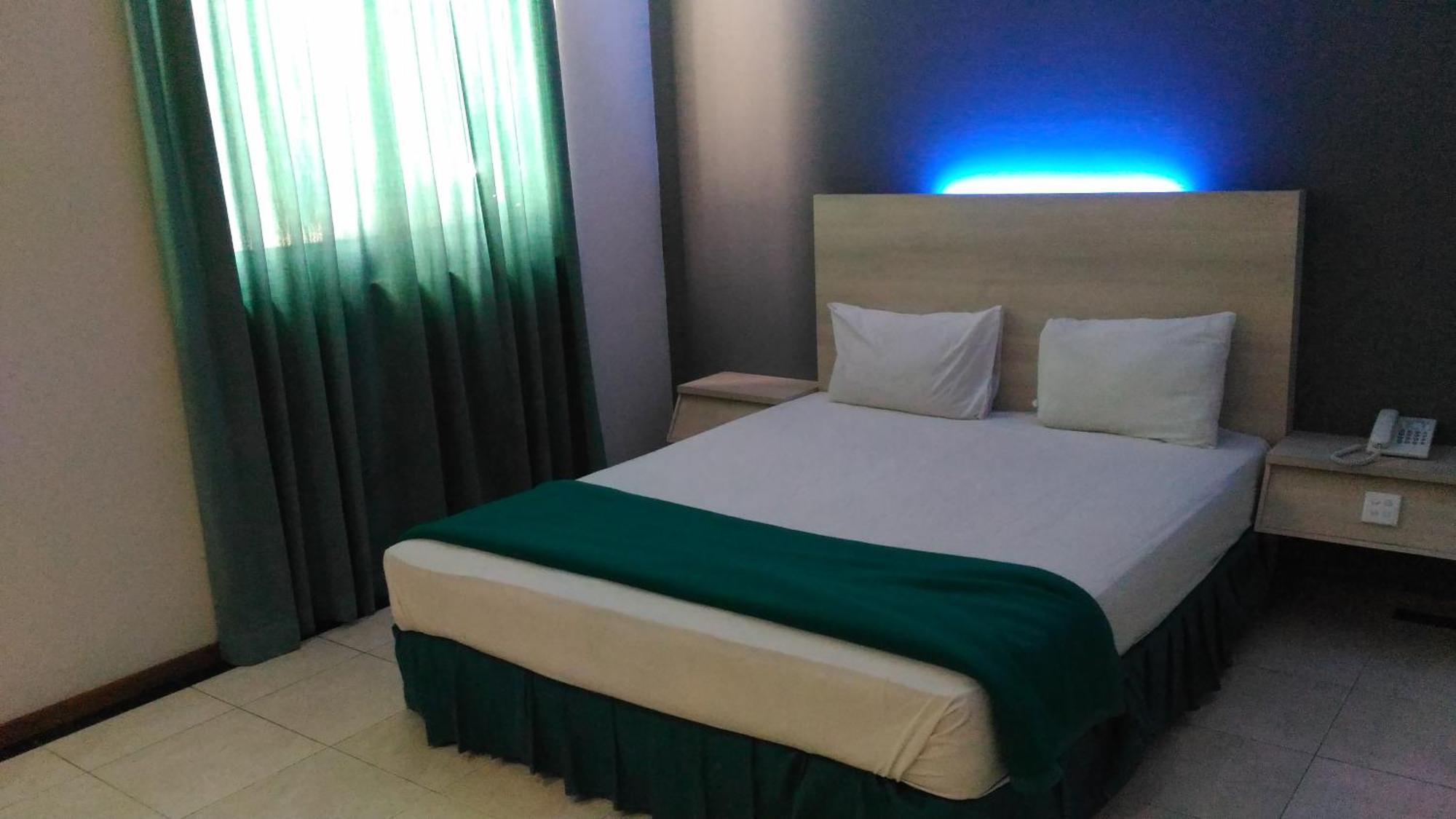 Hotel Kharisma Madiun Exteriör bild