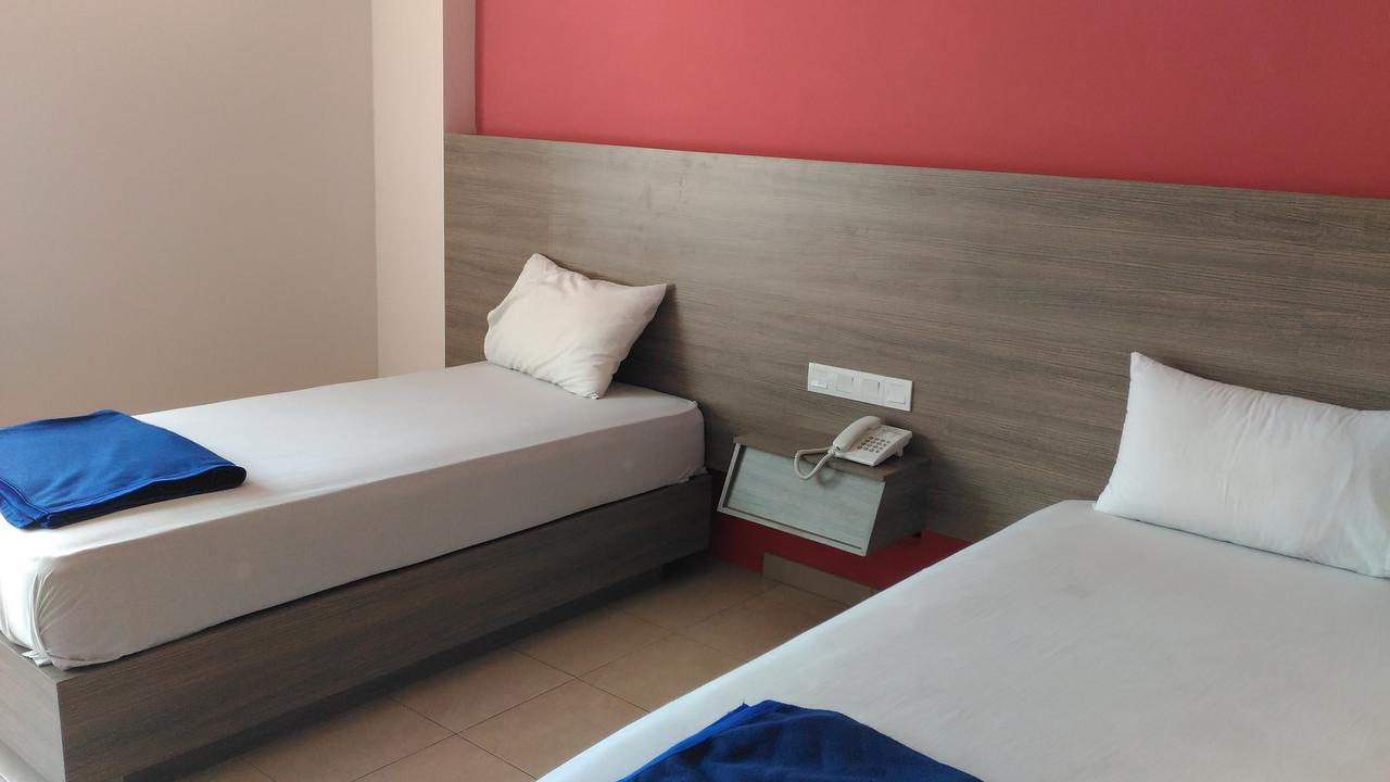Hotel Kharisma Madiun Exteriör bild