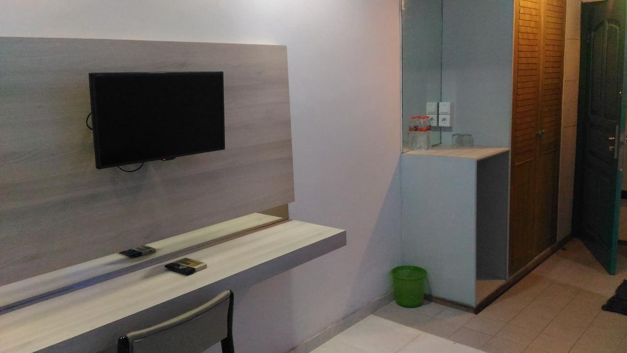Hotel Kharisma Madiun Exteriör bild