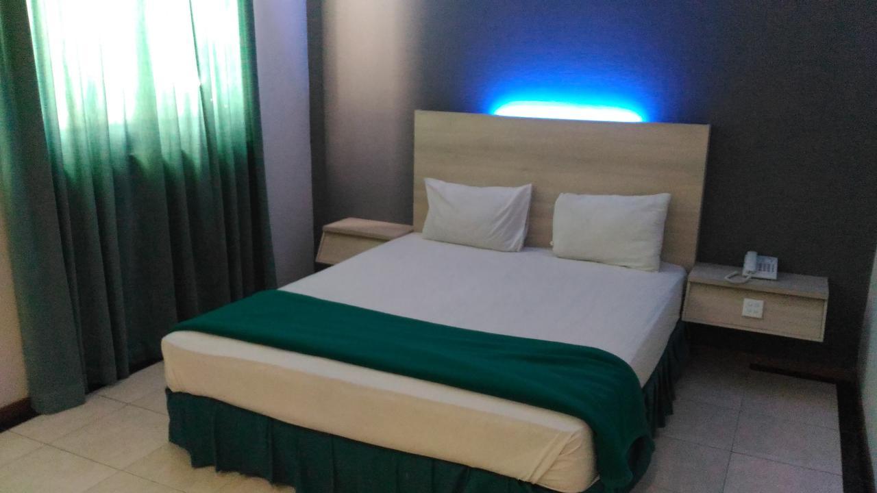 Hotel Kharisma Madiun Exteriör bild