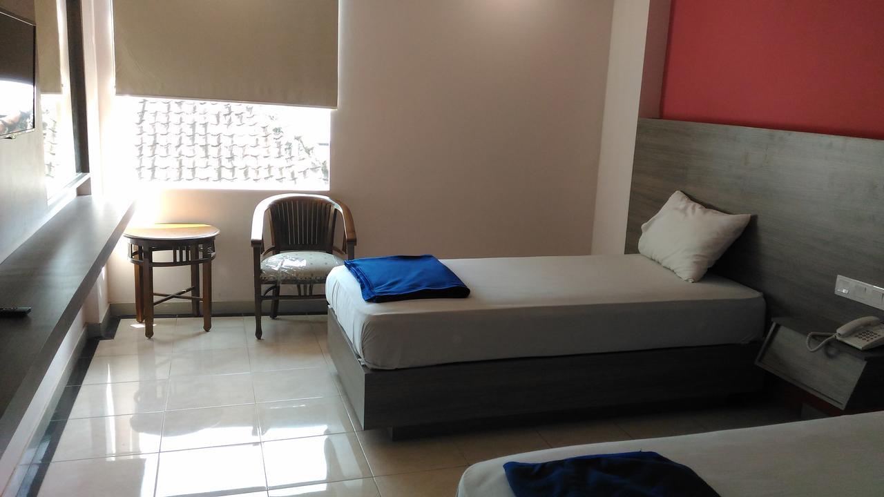 Hotel Kharisma Madiun Exteriör bild