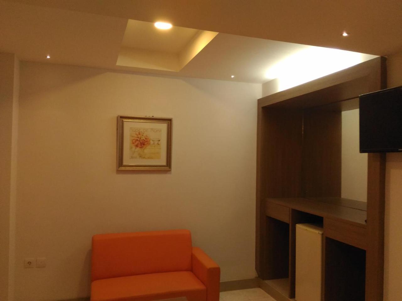 Hotel Kharisma Madiun Exteriör bild