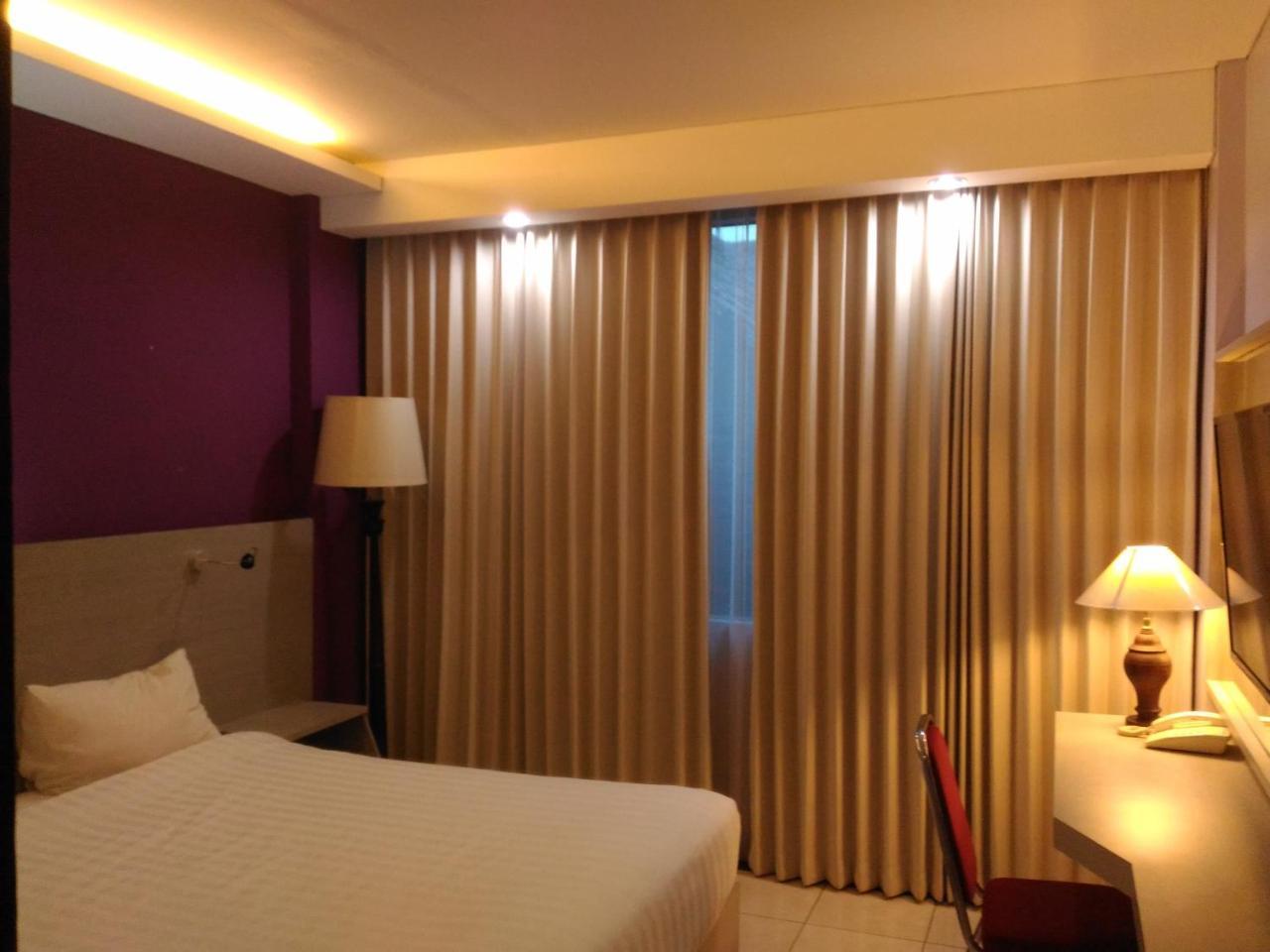 Hotel Kharisma Madiun Exteriör bild