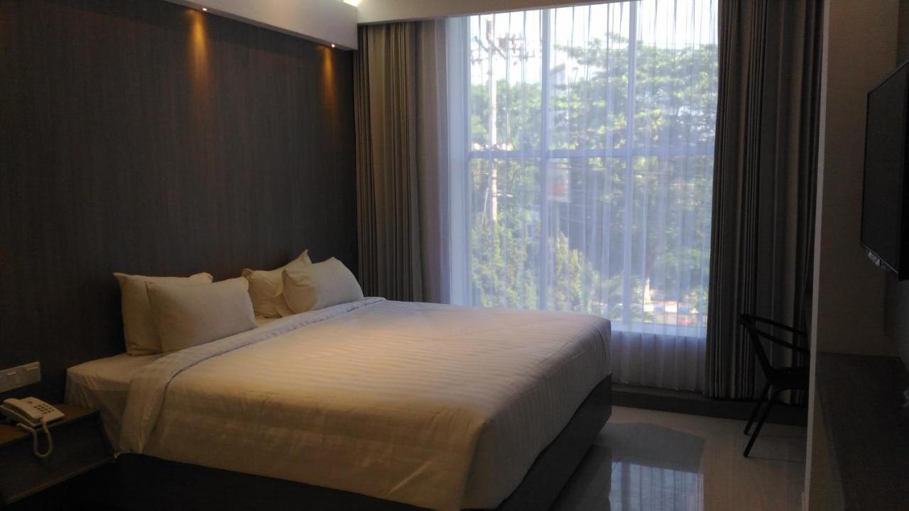 Hotel Kharisma Madiun Exteriör bild
