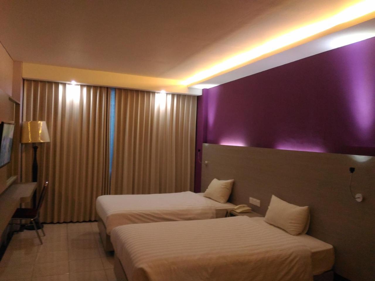 Hotel Kharisma Madiun Exteriör bild