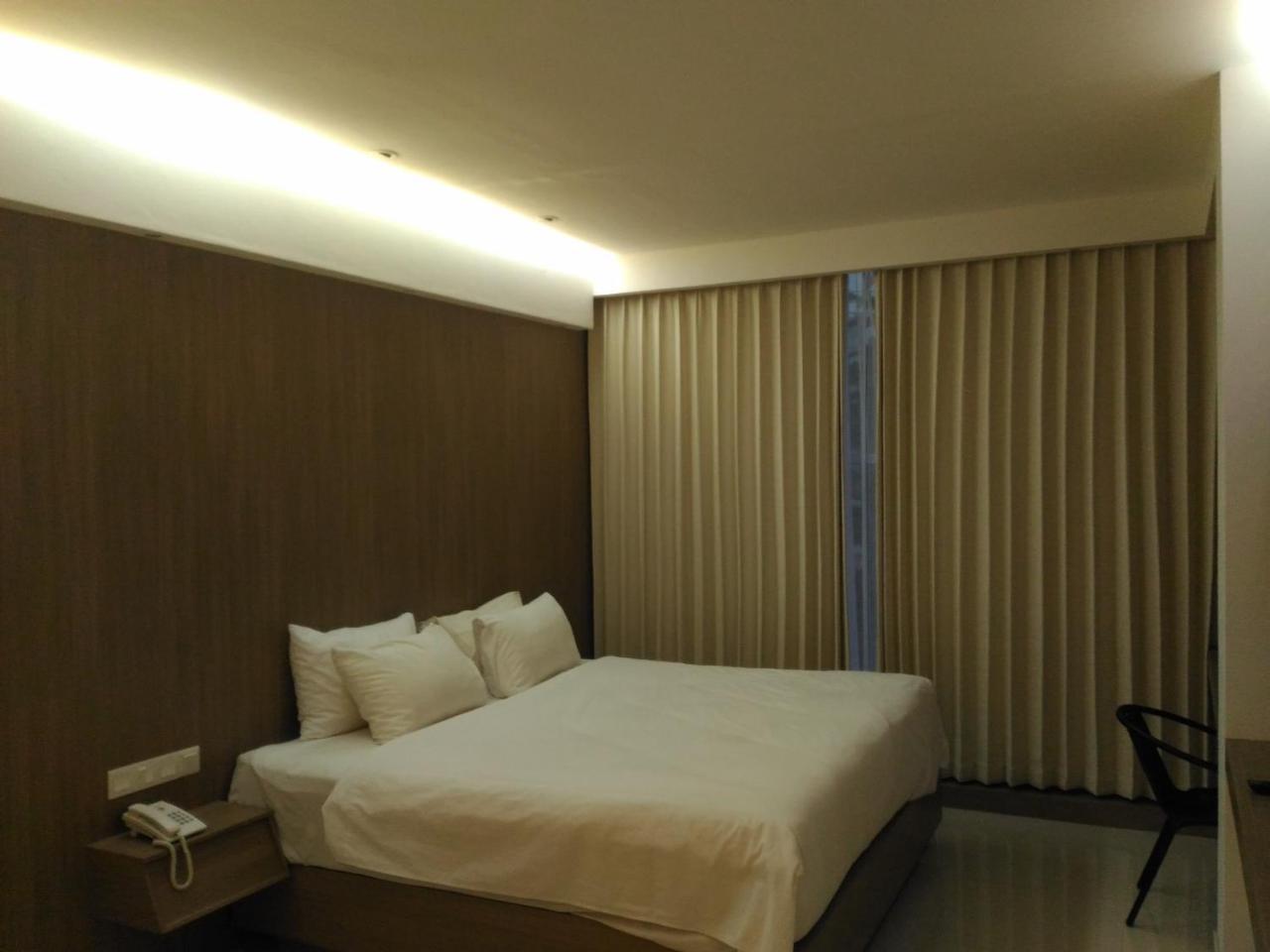 Hotel Kharisma Madiun Exteriör bild
