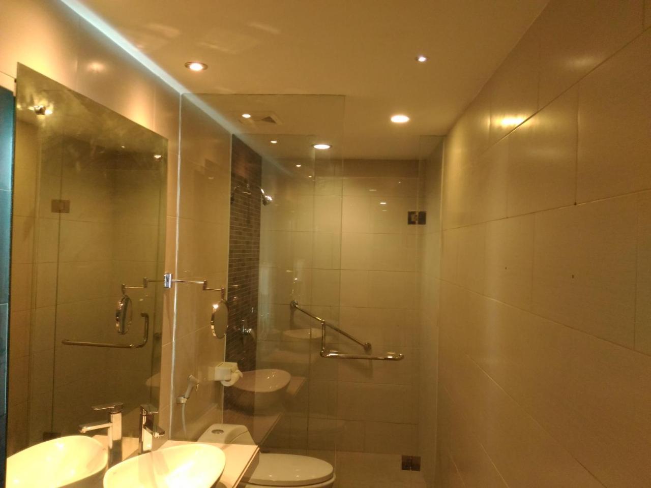 Hotel Kharisma Madiun Exteriör bild