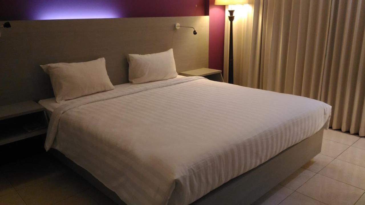 Hotel Kharisma Madiun Exteriör bild