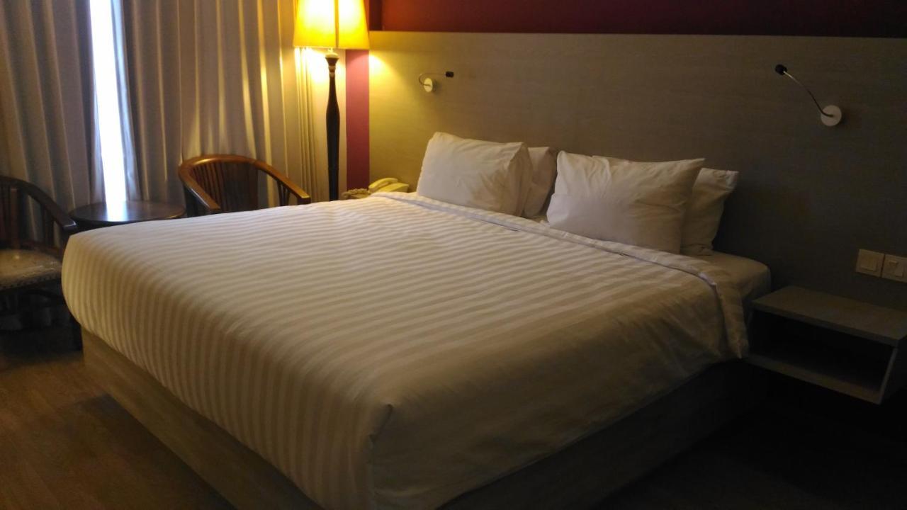 Hotel Kharisma Madiun Exteriör bild