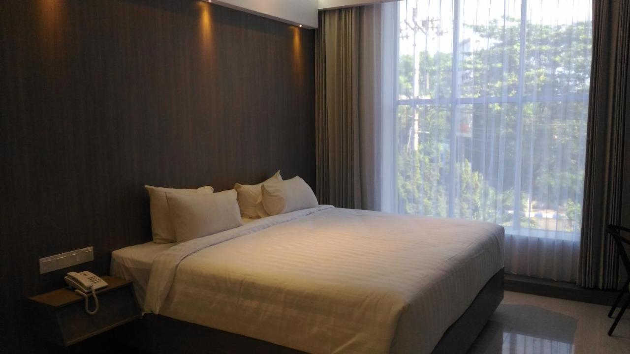 Hotel Kharisma Madiun Exteriör bild
